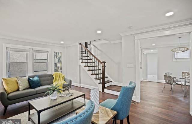 2651 MYRTLE AVENUE NE Gallery 4