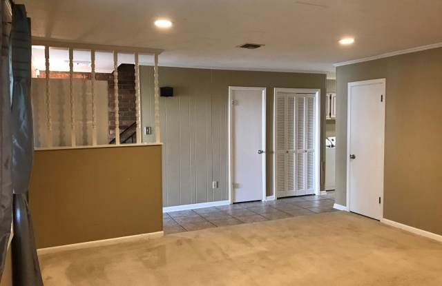 MOVE IN SPECIAL !!! Three Bedroom , 2.5 Bathroom , Covered parking for 2 Gallery 4