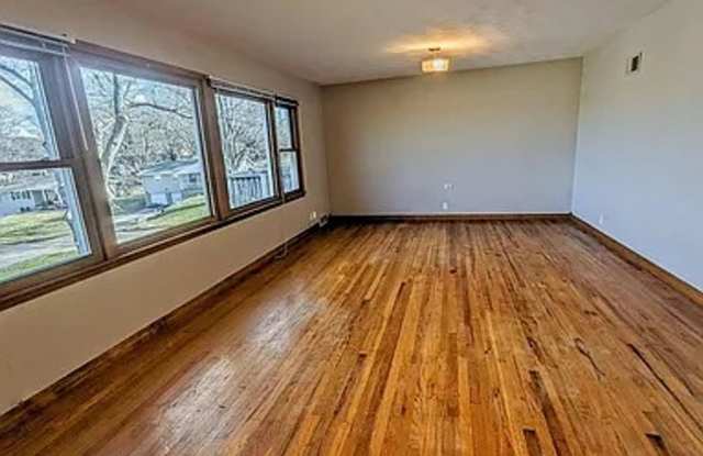 10506 Hilltop Rd – 4 Bed/3 Bath in Sunny Slope | Finished Walkout Lower Level, Oversized Attached Garage, Hardwood Floors Gallery 4