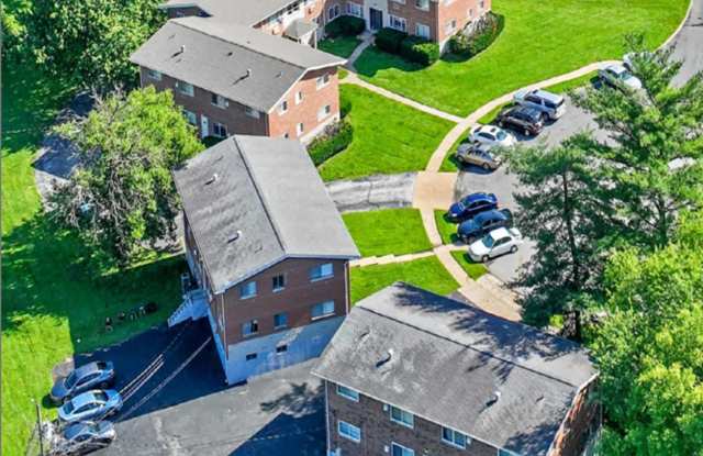 Ready Now! Freshly Updated 2 Bedroom 1 Bath Apartment! photos photos