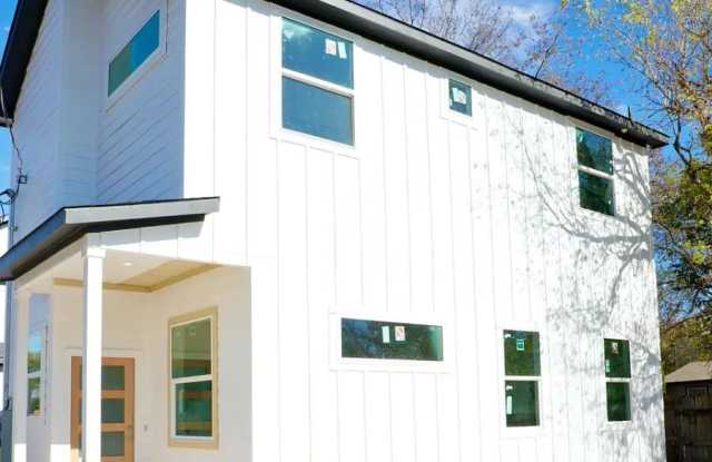 Modern Elegance with Private Yard Near Downtown Austin Gallery 1
