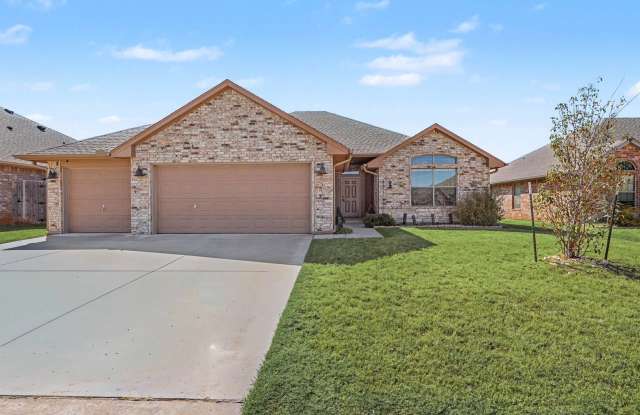 Great 4 Bed in Yukon with 3 Car Garage Gallery 3