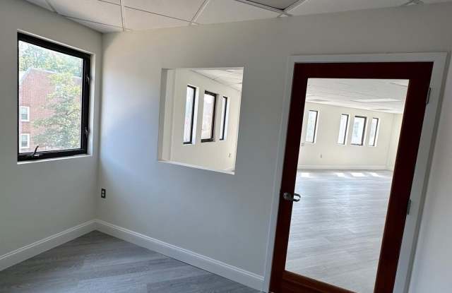 4434 MACARTHUR Boulevard NW Gallery 3