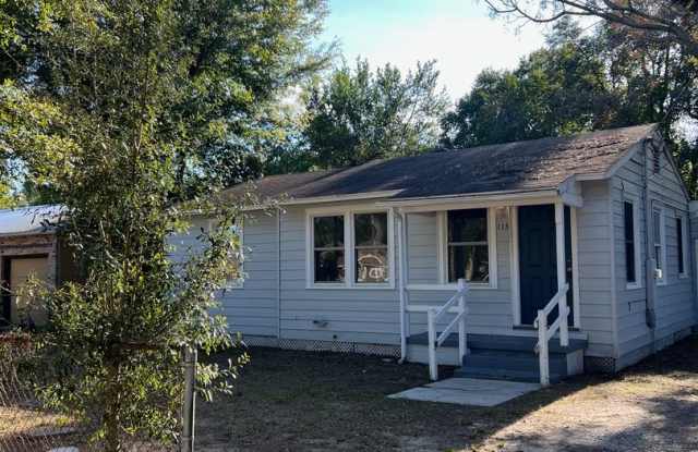 113 Rue Max St Pensacola, FL 32507 MOVE IN SPECIAL: HALF OFF first full month of rent!!! Gallery 4