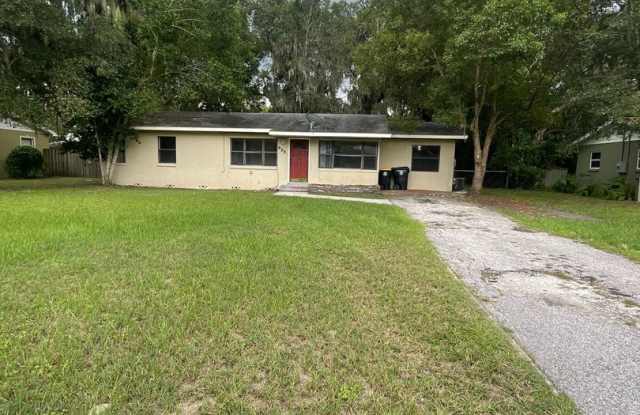 4 Bed 1 Bath | Large Fenced Yard | Washer/Dryer Hookups | Central Air | Pet Friendly | Section 8 Welcomed photos photos