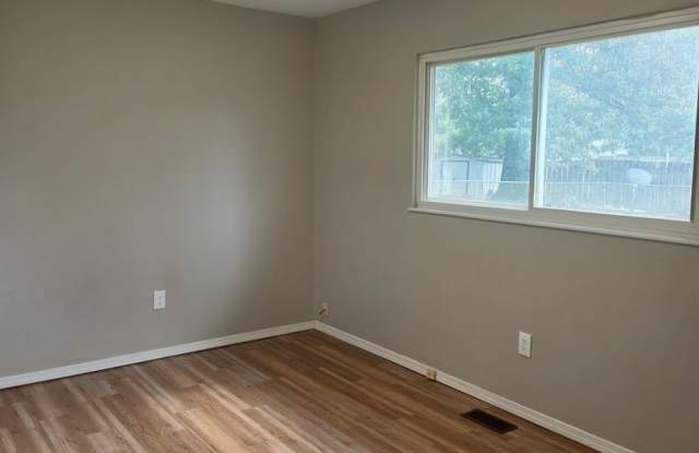 Newly Remodeled 4 Bedroom Home! Gallery 3