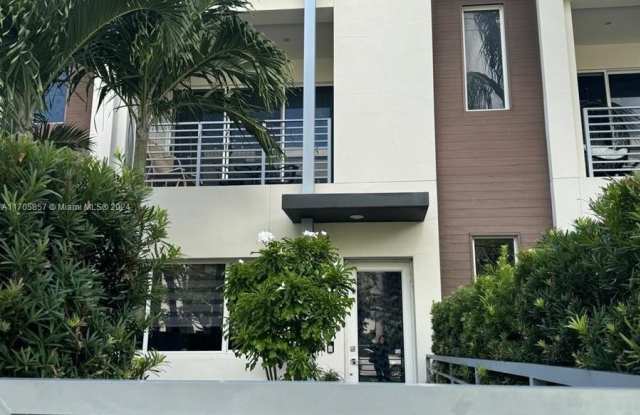 1045 NE 18th Ave - 1045 Northeast 18th Avenue, Fort Lauderdale, FL 33304