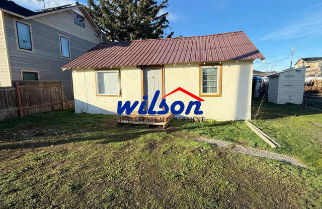 PRICE DROP! 3 Bed 1 Bath House with Large Yard! - 708 North 28th Avenue, Yakima, WA 98902
