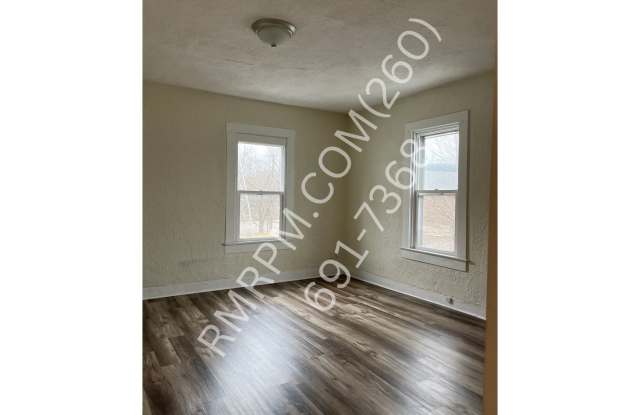 36 1/2 N LaFontaine Gallery 4