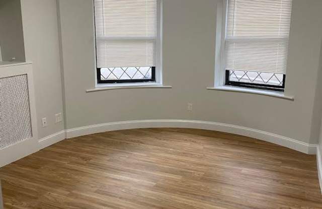 Renovated 3-bed, 1-bath with Heat/HW Incl! Gallery 4