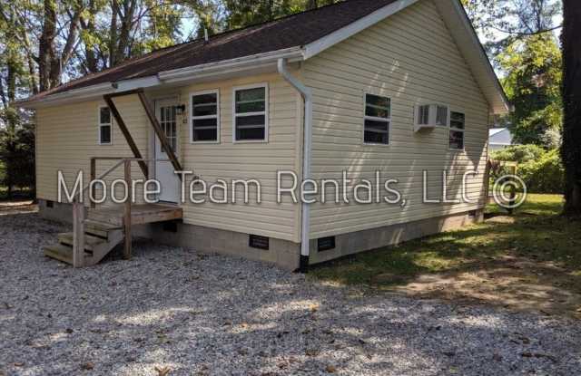 Cozy 2 Bed House with Deck  Yard - 622 Edgewood Avenue, Hendersonville, NC 28792
