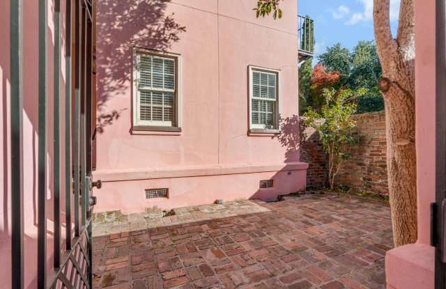 1 1/2 Ford Court Gallery 4
