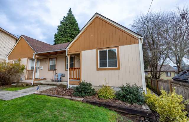 One bedroom duplex unit in Camas. - 2 blocks south of Crown Park - 1316 Division Street, Camas, WA 98607