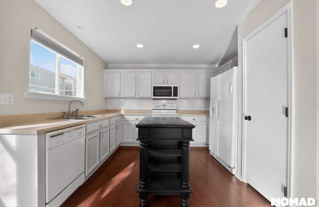 Modern 3BR House in Denver Gallery 4