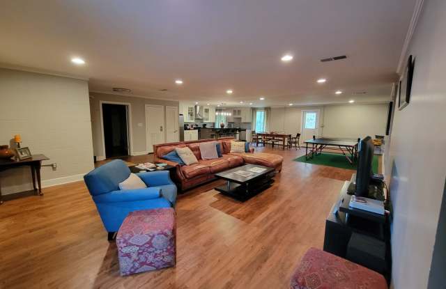 Massive 3 bed 3 bath on Boulevard! Gallery 1