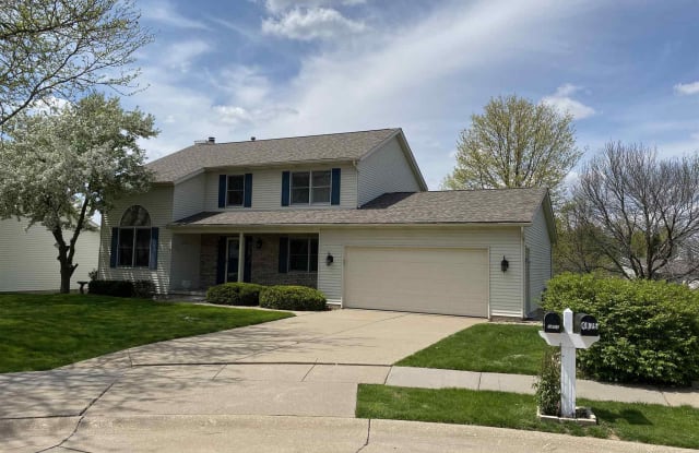 4883 KYNNELWORTH Drive - 4883 Kynnelworth Drive, Bettendorf, IA 52722