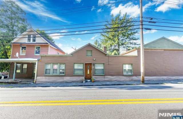 85 Franklin Avenue Gallery 1