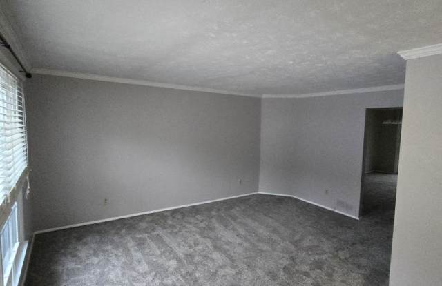 Spacious 3 bedroom townhouse Gallery 3