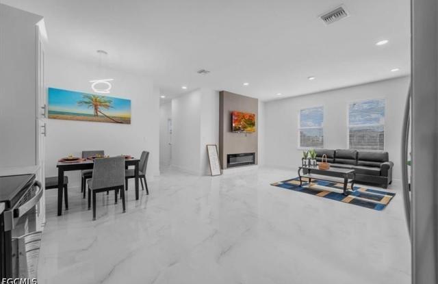 237/239 Milwaukee Boulevard Gallery 3