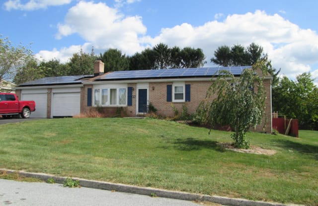 8 N SEASONS DRIVE - 8 Seasons Drive, York County, PA 17019