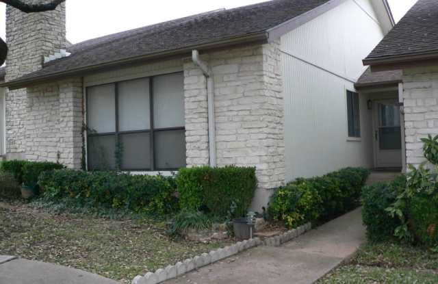 Nice 2/2 townhouse with convenient location near the Arboretum! - 8813 Honeysuckle Trail, Austin, TX 78759