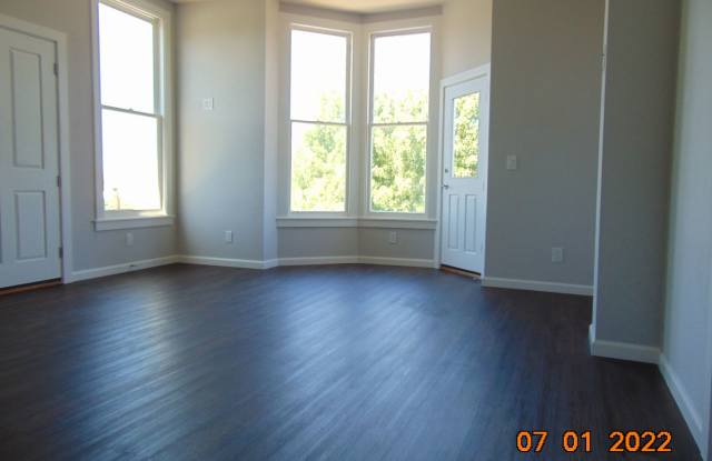 Upper Unit Remodeled Apartment in Downtown Martinez Gallery 3