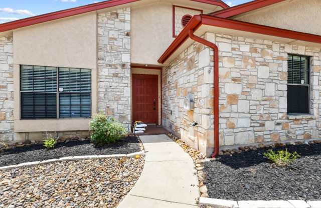Charming 3-Bedroom Home with Stone Fireplace & Mature Trees Gallery 3