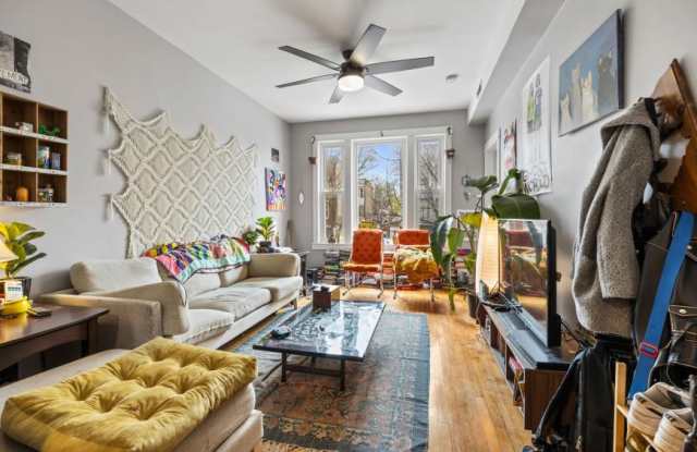 2630 W Division Street, photos photos