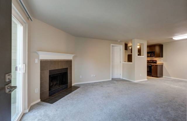 Upstairs 2-Bed Condo in Factoria with Covered Parking, Pool & Patio Gallery 3