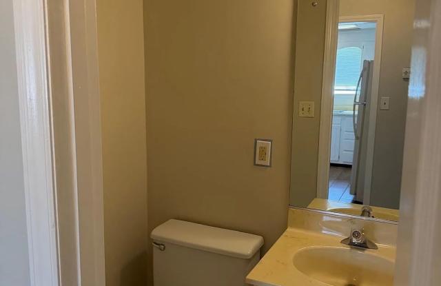 Room in 3 Bedroom Home in Burlington Gallery 4