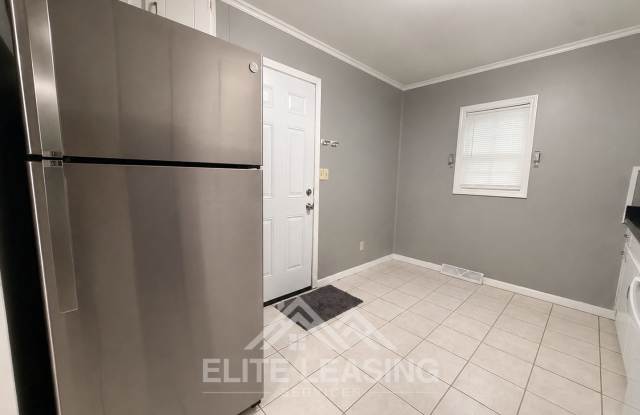 Bright & Charming 2-Bedroom Home with Large Yard Gallery 4