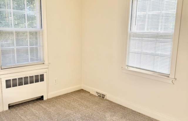 Adorable 2 Bedroom Between N Josephine Boyd & Battleground Ave! Gallery 4