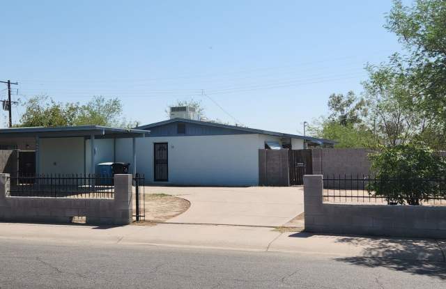 $1,400 Steal! Cozy 2-Bedroom Home in the Heart of Phoenix - Don’t Miss Out! - 7649 West Mitchell Drive, Phoenix, AZ 85033