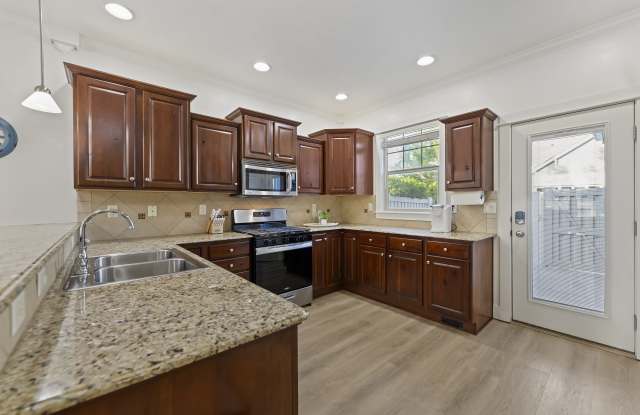922 East Winding Creek Drive Gallery 3