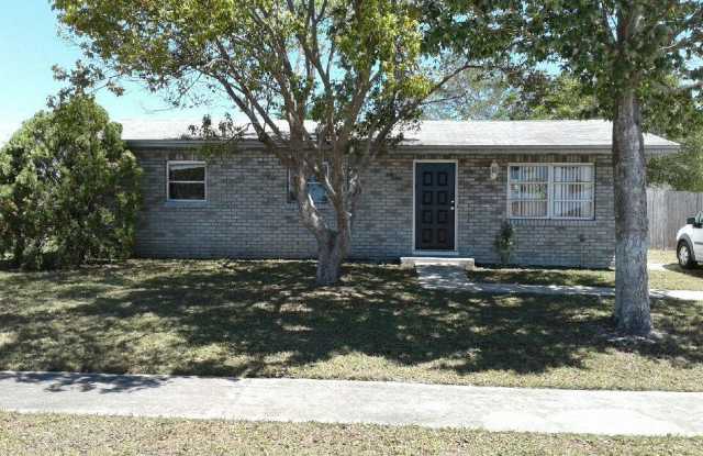 3 Bed 1 Bath Home | Pet Friendly | Fenced Yard | Washer Dryer Hook Ups | Section 8 Welcomed photos photos