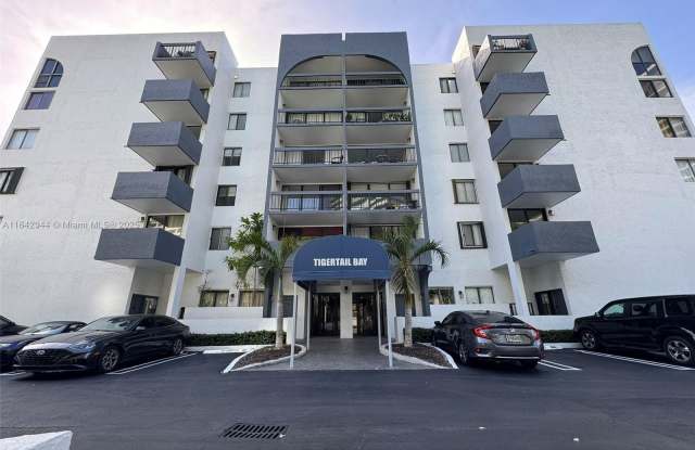 2715 Tigertail Ave photos photos