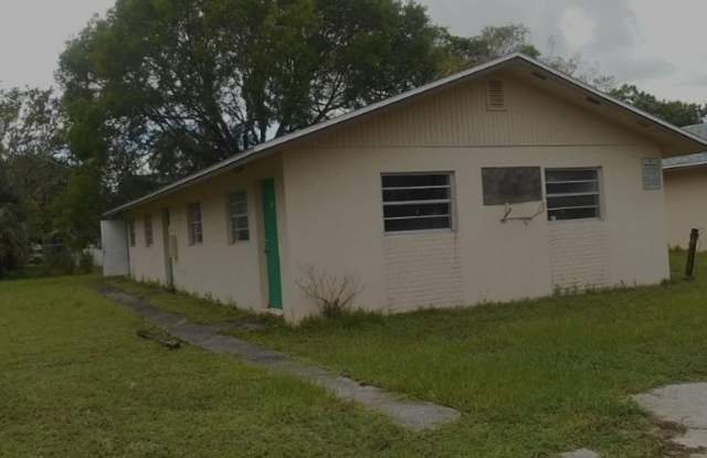 FORT MYERS ** 2 BED-1 BATH UNFURNISHED FIRST FLOOR APARTMENT AVAILABLE FOR A LONG-TERM TENANT ** PET FRIENDLY ** photos photos