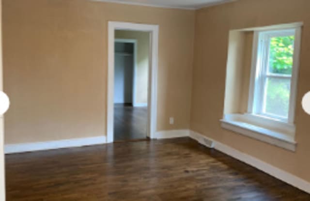 936 Waverly Ave Gallery 4