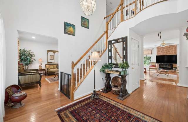 Spacious 5-Bedroom Home in Desirable North Potomac! Gallery 3