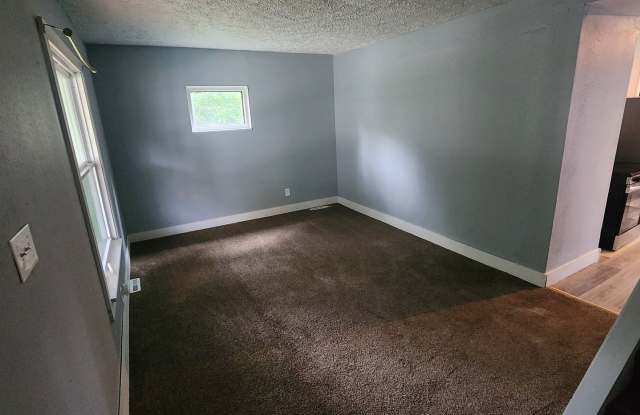 6 Bedroom, 2 Bathroom Home Gallery 4