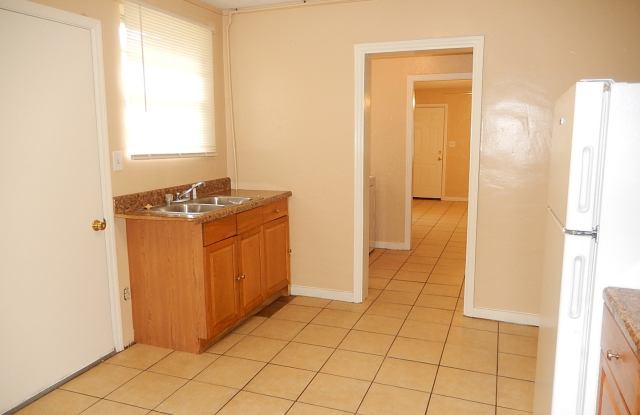 NICE 3/1 House w/ Tile Floors, Washer/Dryer, Split Plan, & Large Yard! $1125/month Avail NOW! Gallery 3