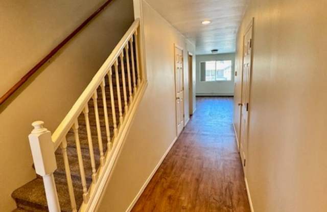 Centrally Located 3 Bedrooms 2 1/2 Bathrooms Townhouse photos photos