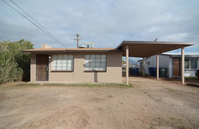 Charming 2 Bedroom 1 Bath Home! Central Tucson Location! - 3801 East Shepherd Place, Tucson, AZ 85713