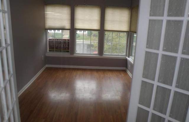909 Woodbridge Court, Unit E Gallery 4