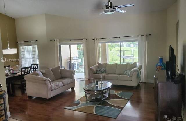 10401 NW 10th Ct Gallery 3
