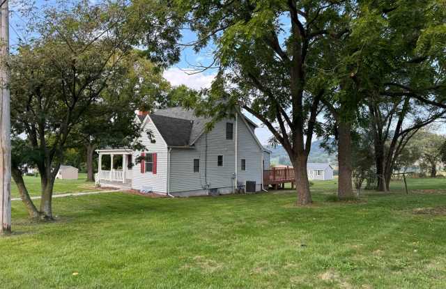 Charming 4 BR in a Rural Setting - Large Yard Gallery 4