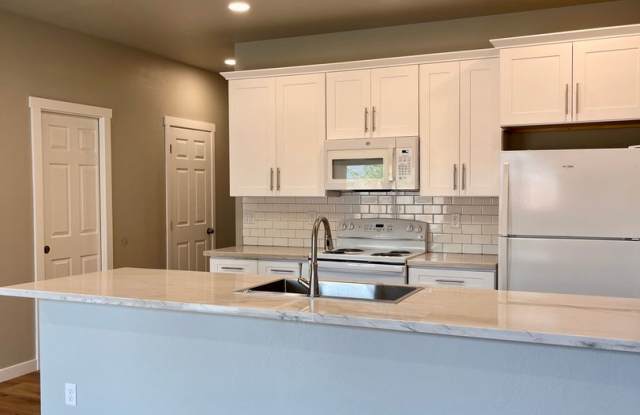 Medford, OR 2 Bedrooms with Both En-Suite Bathrooms, New Construction, $2195.00 a Month Gallery 4