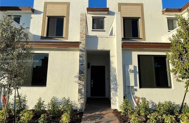 813 NE 211th St photos photos