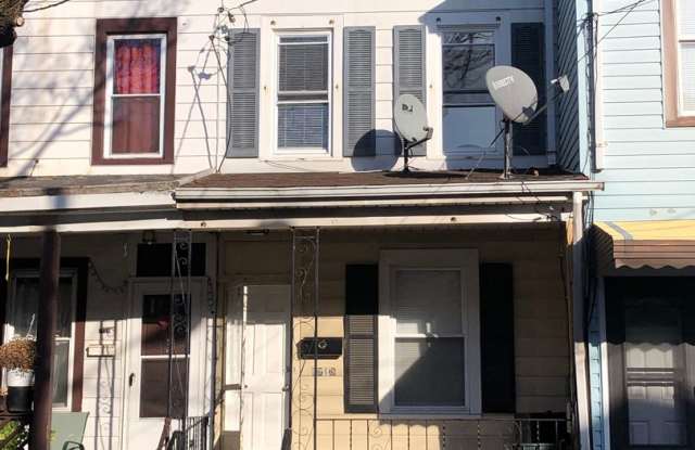 Great 3 Bedroom, 1 1/2 Bath Home! New Kitchen! Spacious Living Area! Fenced Yard! photos photos