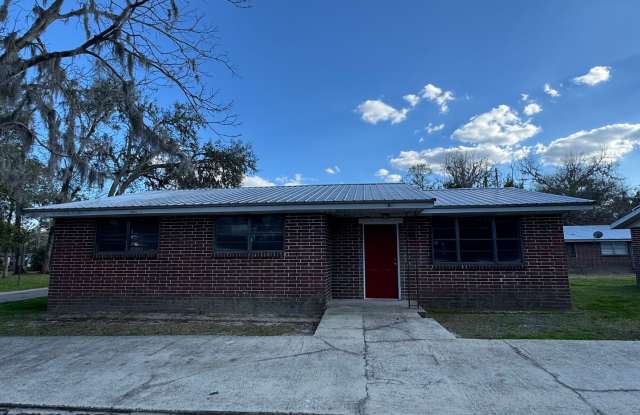 Remodeled 4 Bedroom, 2 Bathroom Brick Bungalow photos photos
